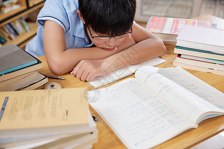 学习压力大疲惫睡着的男孩图片