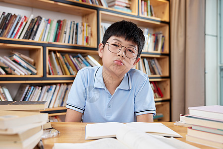 爱学习男孩书桌前不爱学习的男孩背景