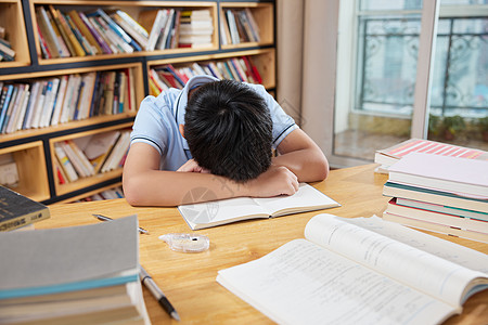 趴在桌子上睡觉的学生图片