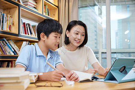 学生压力妈妈在家辅导儿子线上网课背景