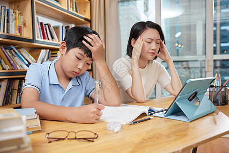 学习上的烦恼辅导儿子作业无奈的母亲背景