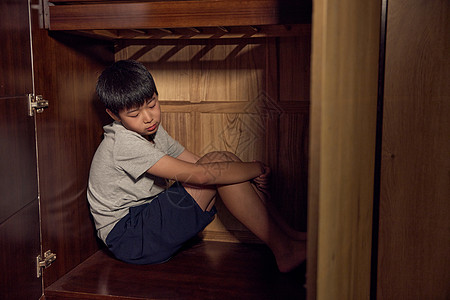 躲在衣柜里的小男孩图片