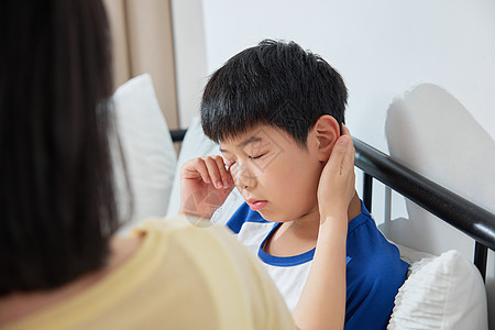 学习妈妈轻轻抚摸疲劳用眼的孩子背景