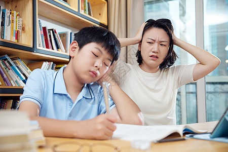 儿童书柜妈妈看着犯困的孩子感到头痛背景