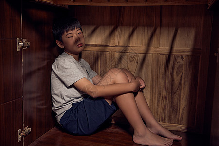 衣柜里抑郁的悲伤男孩图片