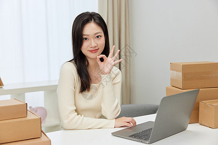 电脑前的女人电脑前做出OK手势的女性形象背景