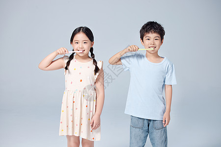 男孩与女孩一起用牙刷刷牙图片