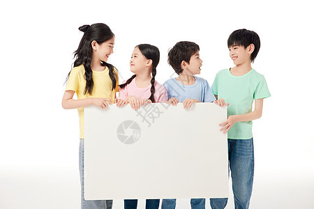 四个小朋友一起拿着白板图片