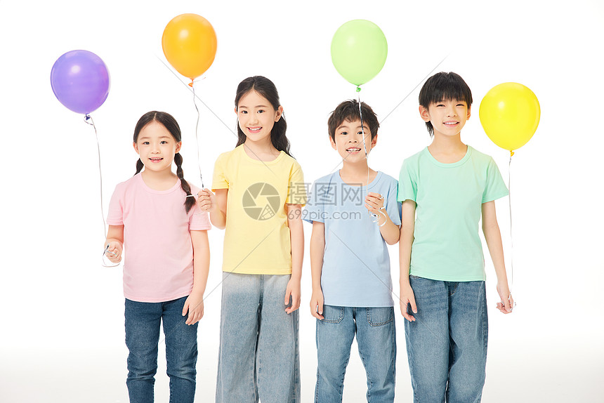 四个小朋友们手里拿着彩色气球图片