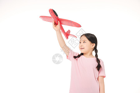 穿着粉色衣服的小女孩拿着红色飞机玩具图片
