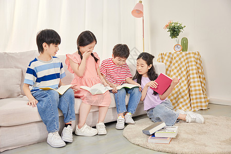 四个小朋友一起在客厅看书学习图片