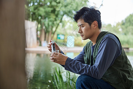 户外检测水质的科研人士图片