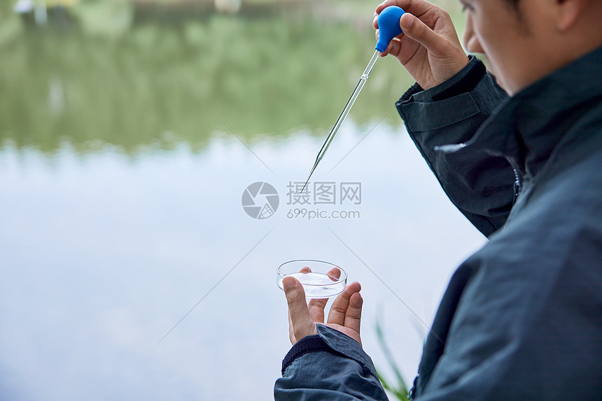 使用滴管检测水源的技术员图片