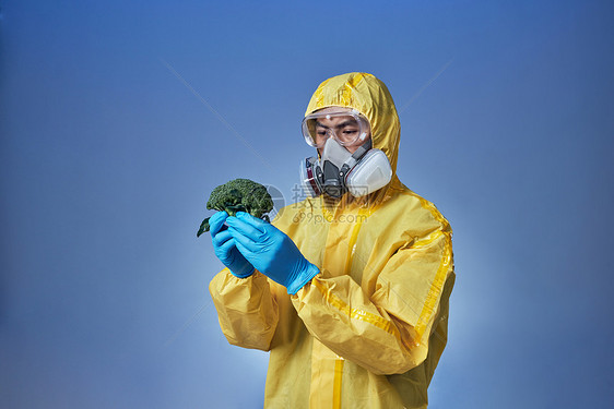 科研人士对蔬菜进行检测图片