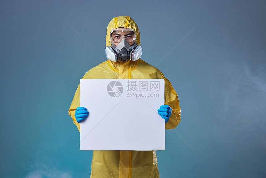 手拿白板的核污染现场的工作人员图片
