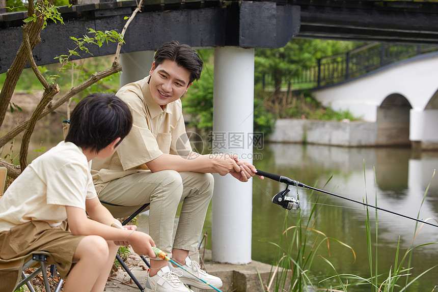 父亲和孩子在户外钓鱼图片