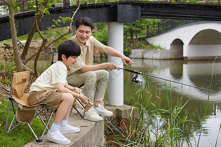 爸爸和儿子在湖边钓鱼图片