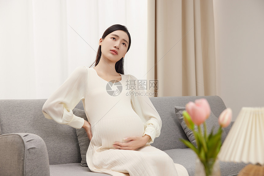 客厅沙发上疲劳的孕妇图片