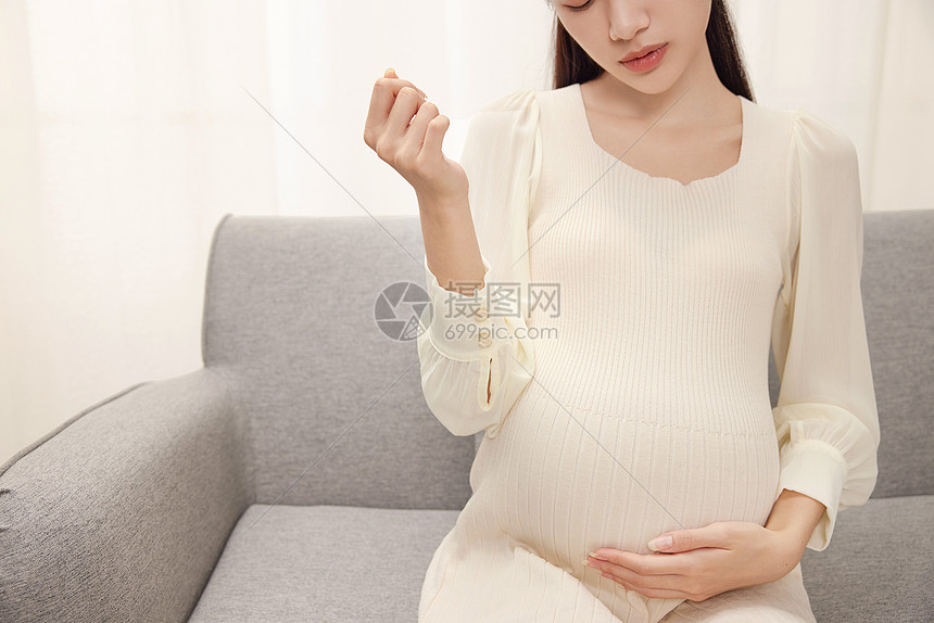 抚摸着孕肚的孕妇图片