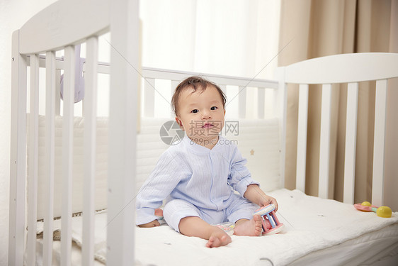 婴儿床上可爱的宝宝图片
