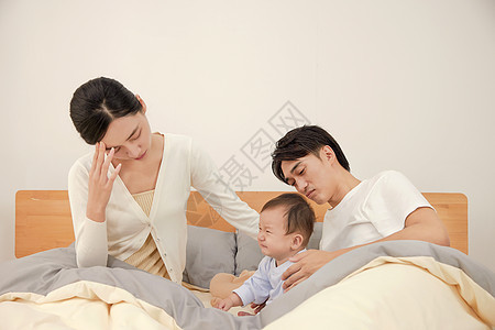 爸爸妈妈在卧室哄孩子睡觉图片