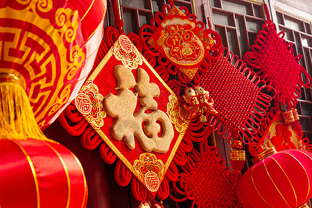 新年挂灯笼中国新年马路上的新年氛围背景