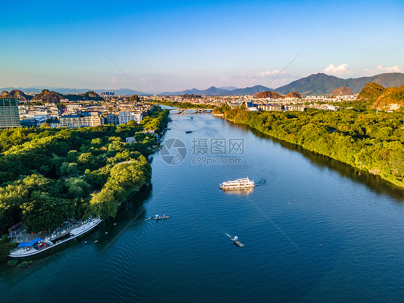 航拍秋天夕阳下温暖的桂林象鼻山景区图片