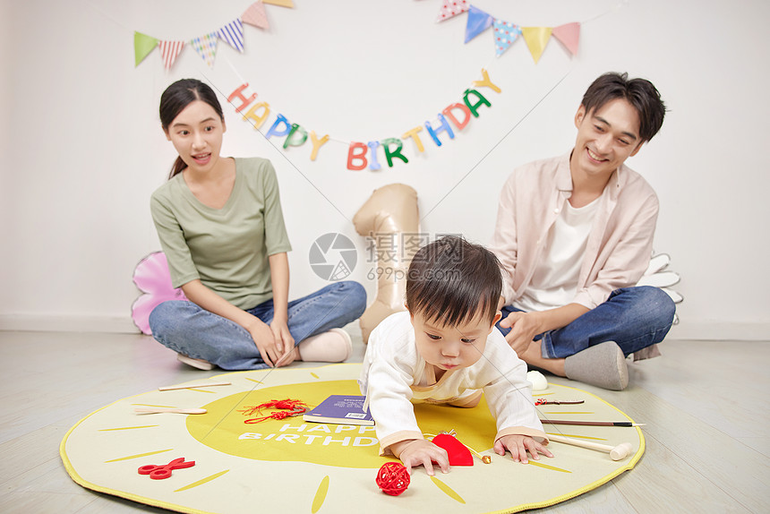 周岁生日会上宝宝抓周图片