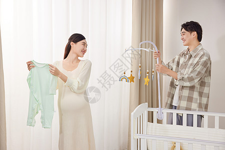 怀孕的妻子和开心的丈夫背景图片