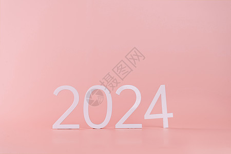 粉色背景上的数字2024图片