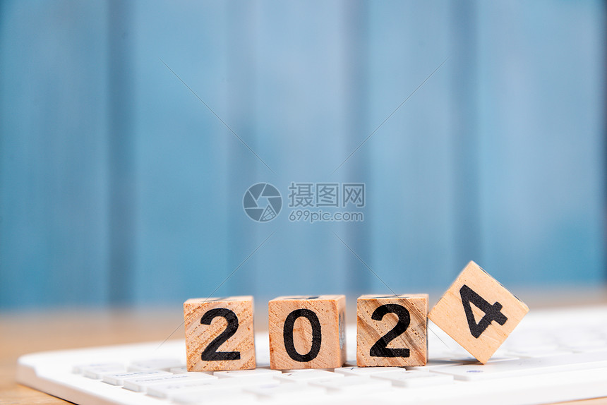 蓝色木板桌上的数字积木2024图片