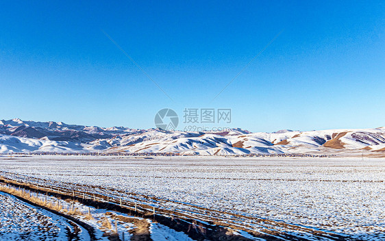 航拍初雪后的可可西里平原图片