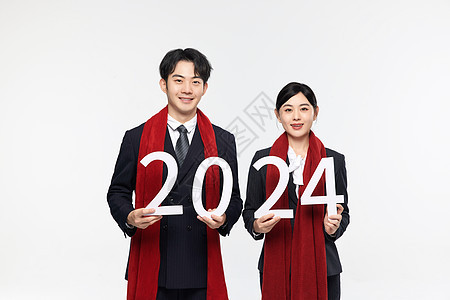 手拿数字2024的商务男女图片