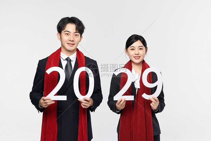 手拿数字2029的商务男女图片