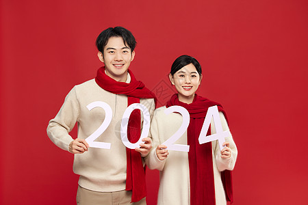 新年祝福素材青年情侣手举2024数字背景