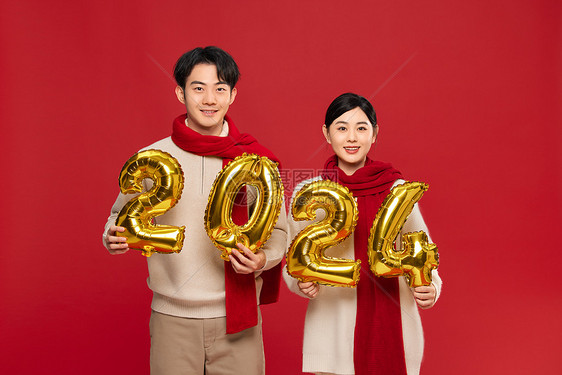 手举数字2024的年轻情侣图片