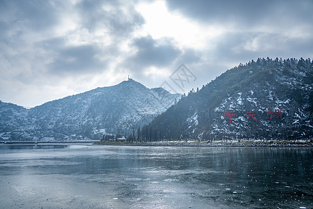 冬天湖面旁的雪山图片