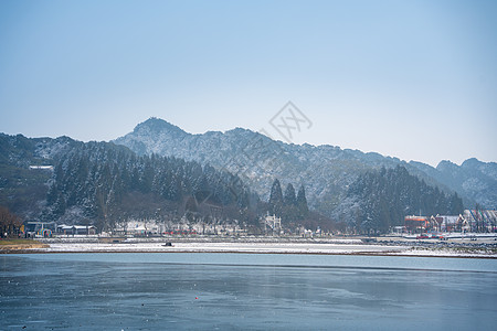 冰冻的湖面冬天湖面旁的雪山背景