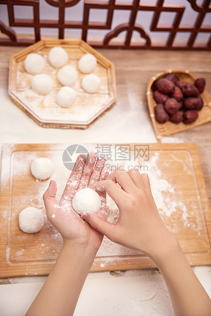 元宵节包汤圆手部特写图片