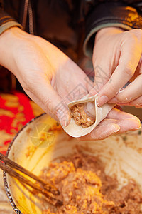 新年包饺子手部特写图片