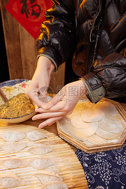 新年制作美味的饺子图片