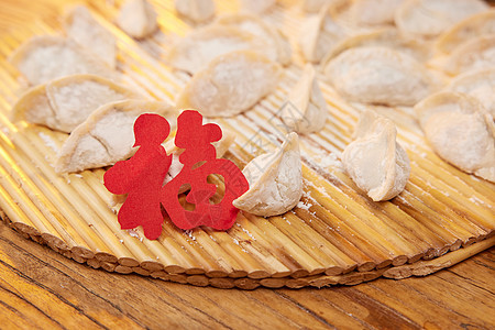 新年饺子背景上的福字图片