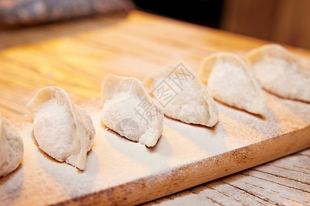 冬季粘板上的生饺子特写背景
