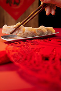 筷子夹起水饺特写图片