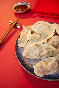 红色背景下的新年饺子特写高清图片