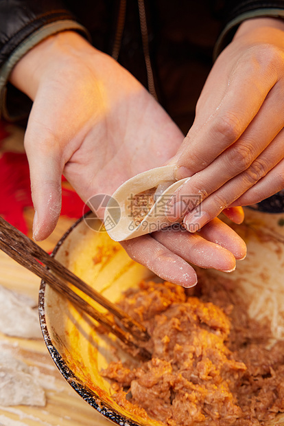 过年包饺子手部特写图片