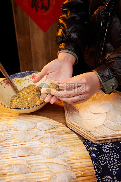 新年制作美味的饺子图片