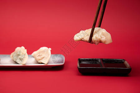 拿筷子夹饺子蘸醋图片