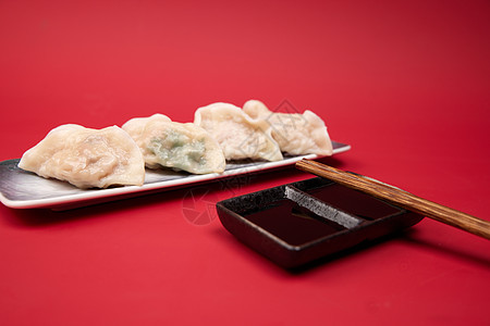 红色背景下新年水饺美食高清图片