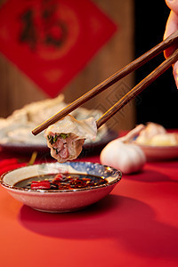 拿筷子夹饺子蘸酱油醋背景图片